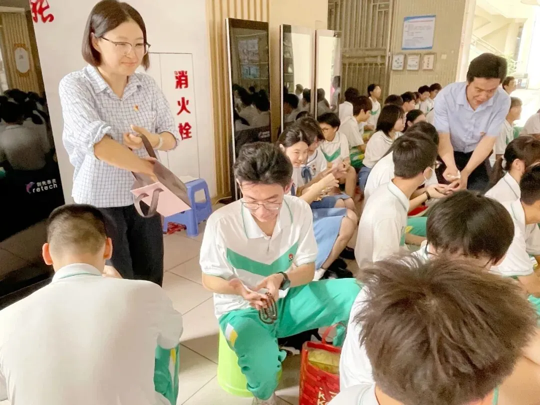党建动态丨党建暖心送祝福,砥砺少年战中考——广州市南武实验学校党支部开展主题党建活动-第23张图片-四季读书网 党建动态丨党建暖心送祝福,砥砺少年战中考——广州市南武实验学校党支部开展主题党建活动-第23张图片-四季读书网
