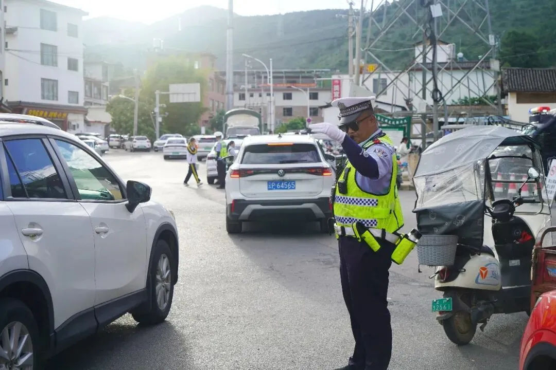 “警”随中考,护航依旧-第7张图片-四季读书网 “警”随中考,护航依旧-第7张图片-四季读书网