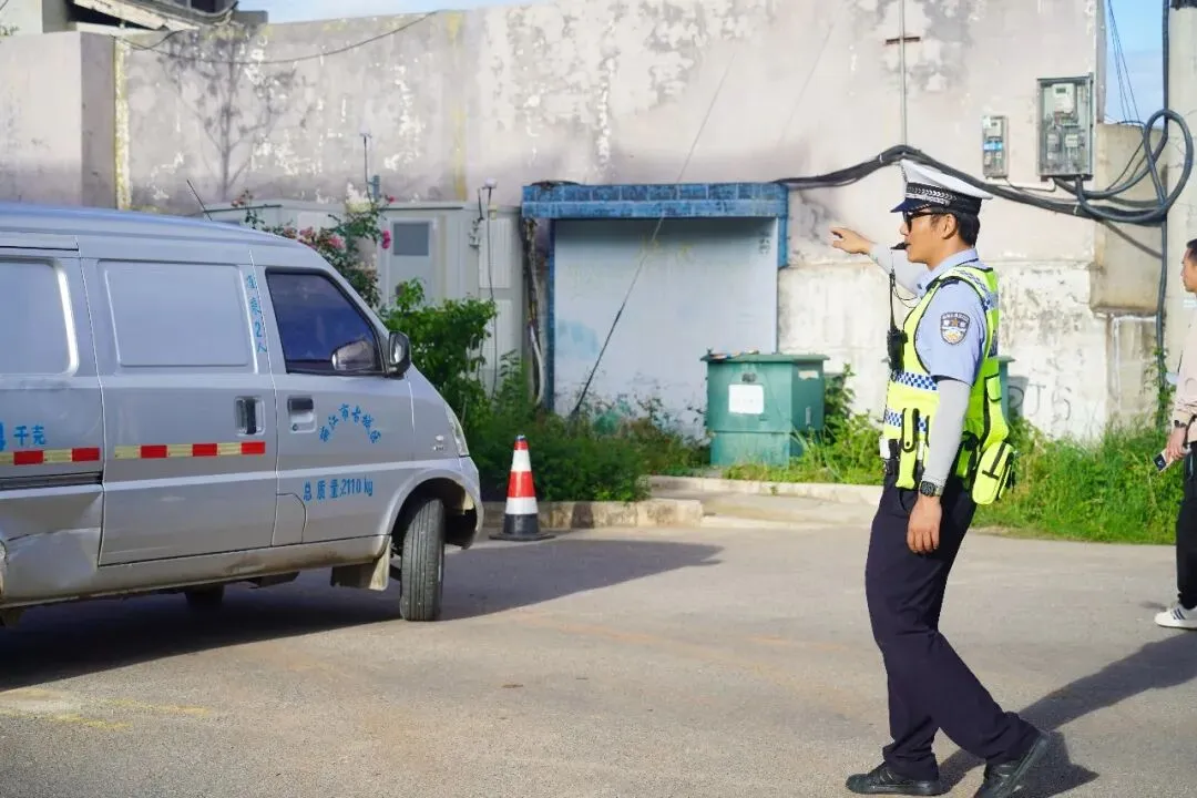 “警”随中考,护航依旧-第9张图片-四季读书网 “警”随中考,护航依旧-第9张图片-四季读书网