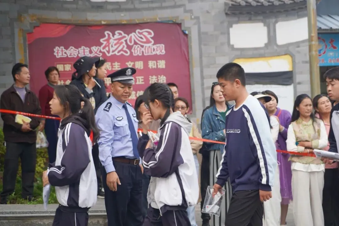 “警”随中考,护航依旧-第16张图片-四季读书网 “警”随中考,护航依旧-第16张图片-四季读书网