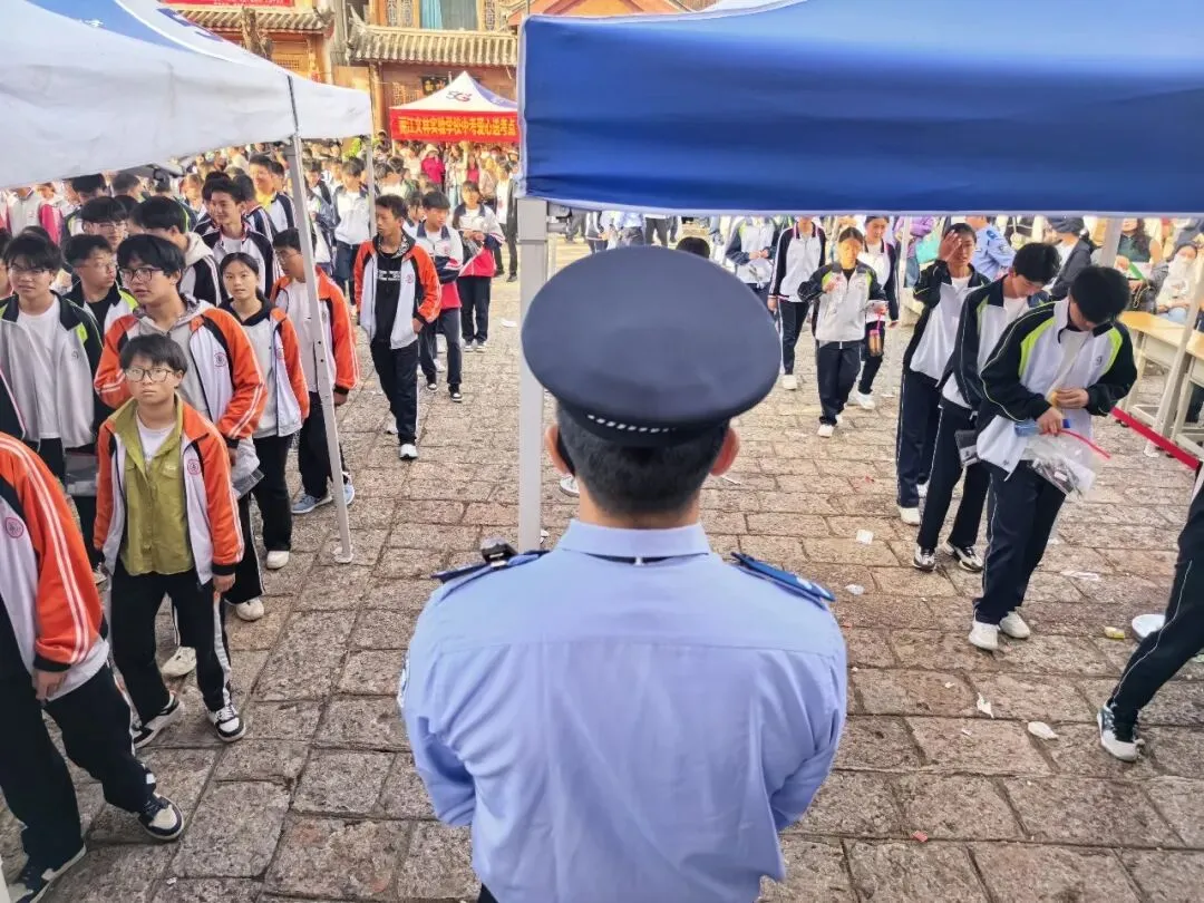 “警”随中考,护航依旧-第24张图片-四季读书网 “警”随中考,护航依旧-第24张图片-四季读书网