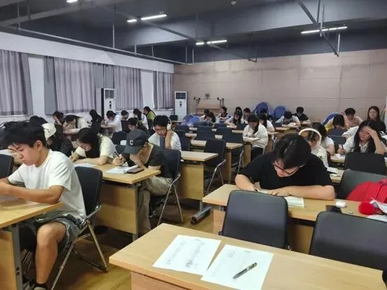 以考促学,备战四六级|我院顺利开展四六级模拟考试-第10张图片-四季读书网 以考促学,备战四六级|我院顺利开展四六级模拟考试-第10张图片-四季读书网