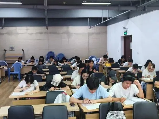 以考促学,备战四六级|我院顺利开展四六级模拟考试-第11张图片-四季读书网 以考促学,备战四六级|我院顺利开展四六级模拟考试-第11张图片-四季读书网