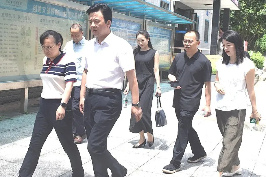暖心慰问鼓干劲 殷切关怀助中考 ——县领导冯雁到日新学校慰问初三师生-第22张图片-四季读书网 暖心慰问鼓干劲 殷切关怀助中考 ——县领导冯雁到日新学校慰问初三师生-第22张图片-四季读书网