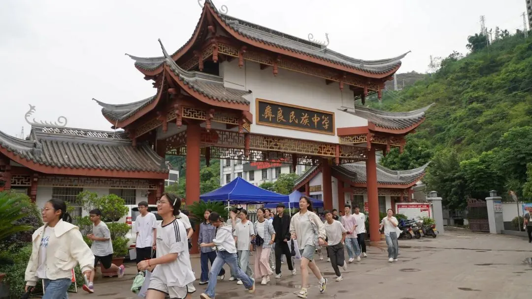 八千学子赴考场!彝良县2026年中考拉开帷幕-第2张图片-四季读书网