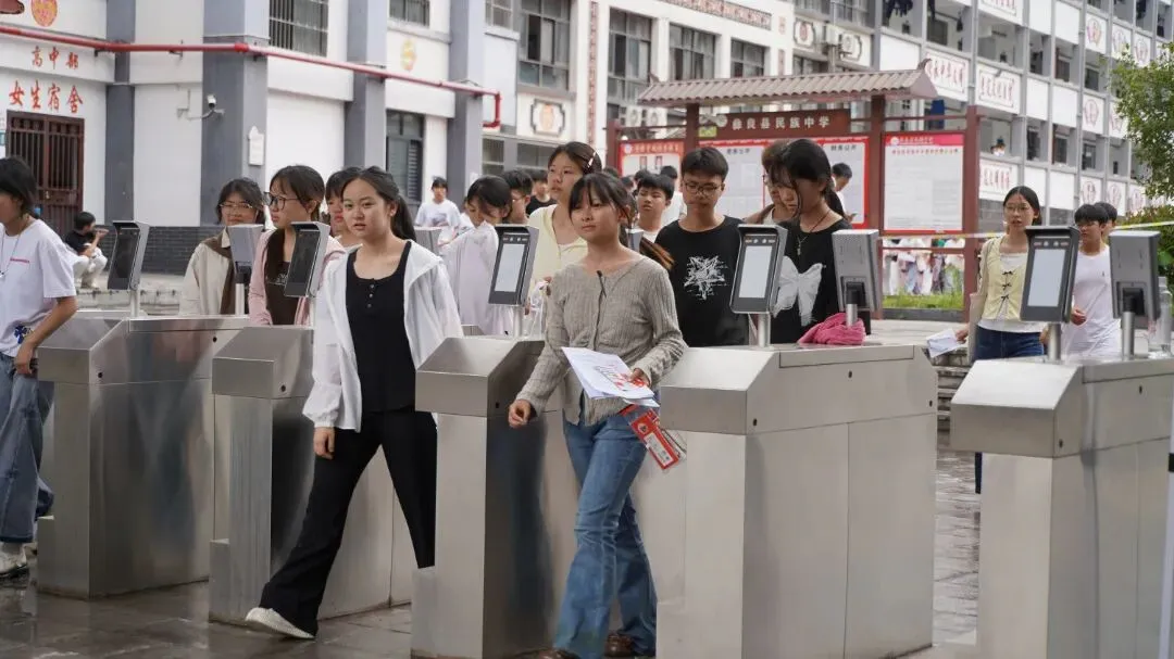 八千学子赴考场!彝良县2026年中考拉开帷幕-第3张图片-四季读书网