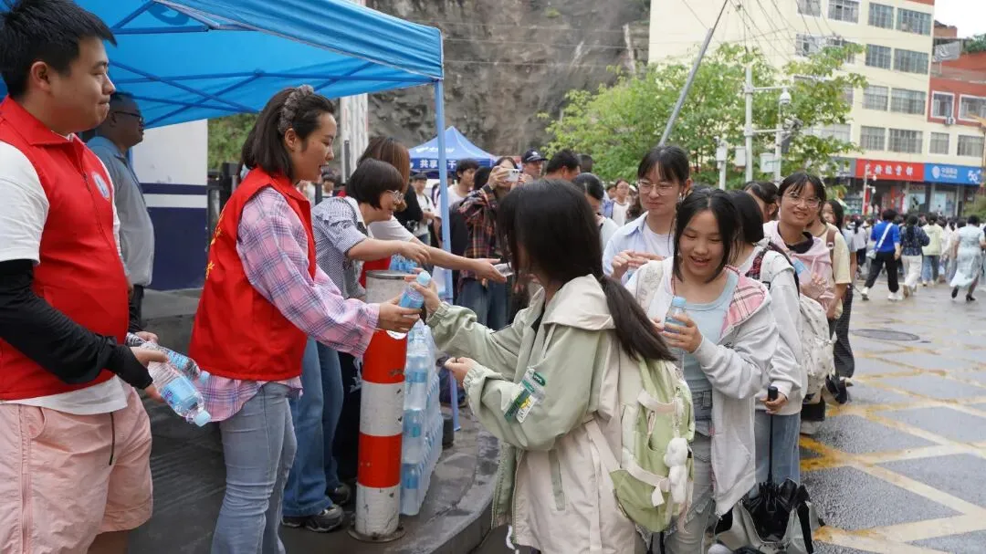 八千学子赴考场!彝良县2026年中考拉开帷幕-第4张图片-四季读书网