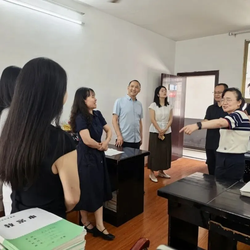 暖心慰问鼓干劲 殷切关怀助中考 ——县领导冯雁到日新学校慰问初三师生-第26张图片-四季读书网 暖心慰问鼓干劲 殷切关怀助中考 ——县领导冯雁到日新学校慰问初三师生-第26张图片-四季读书网