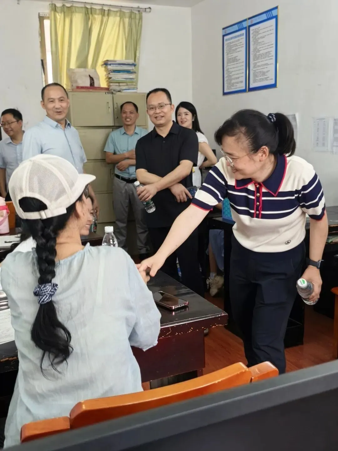 暖心慰问鼓干劲 殷切关怀助中考 ——县领导冯雁到日新学校慰问初三师生-第27张图片-四季读书网 暖心慰问鼓干劲 殷切关怀助中考 ——县领导冯雁到日新学校慰问初三师生-第27张图片-四季读书网