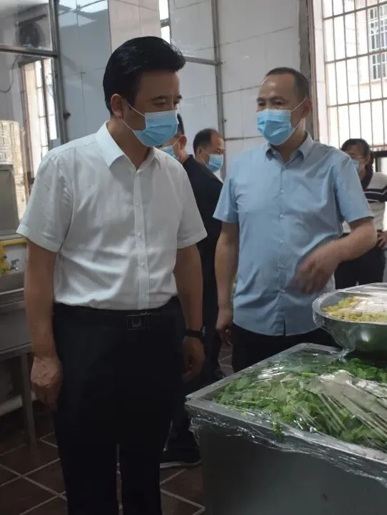 暖心慰问鼓干劲 殷切关怀助中考 ——县领导冯雁到日新学校慰问初三师生-第30张图片-四季读书网 暖心慰问鼓干劲 殷切关怀助中考 ——县领导冯雁到日新学校慰问初三师生-第30张图片-四季读书网