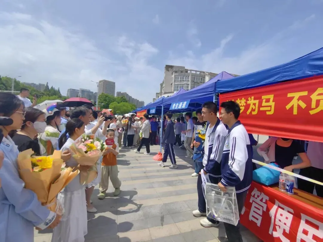 今天,池州中考考场外拍下→-第3张图片-四季读书网