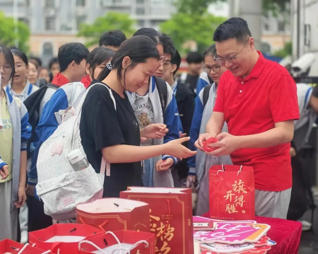 【中考特辑】盛夏执笔,志同道合,奔赴属于你们的光亮!-第8张图片-四季读书网 【中考特辑】盛夏执笔,志同道合,奔赴属于你们的光亮!-第8张图片-四季读书网
