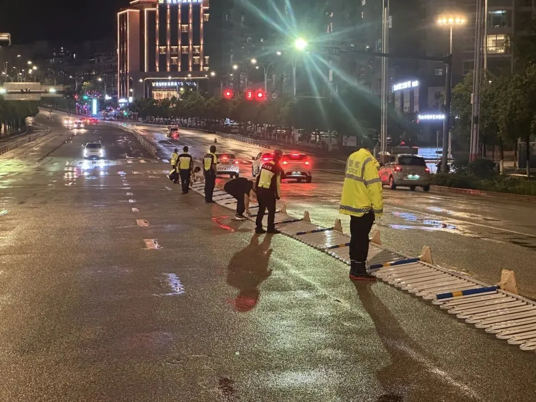 中考前夜风雨骤起,藏蓝逆行守护少年赴考路-第6张图片-四季读书网