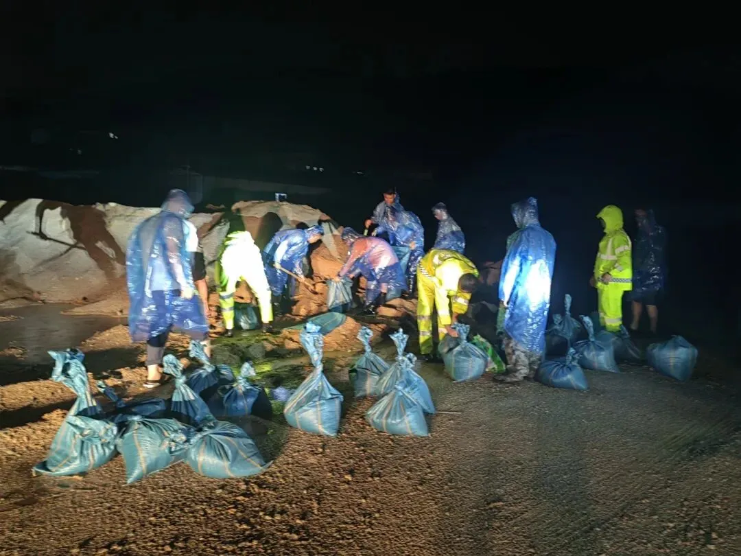 中考前夜风雨骤起,藏蓝逆行守护少年赴考路-第8张图片-四季读书网