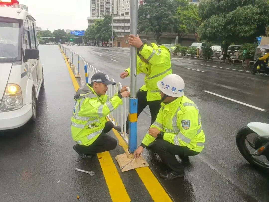 中考前夜风雨骤起,藏蓝逆行守护少年赴考路-第10张图片-四季读书网