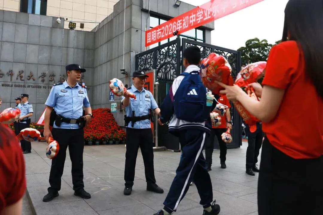 中考首日 | 你们执笔追梦,我们全力以“护”!五华警方全力守护,交出“平安入场卷”-第3张图片-四季读书网 中考首日 | 你们执笔追梦,我们全力以“护”!五华警方全力守护,交出“平安入场卷”-第3张图片-四季读书网