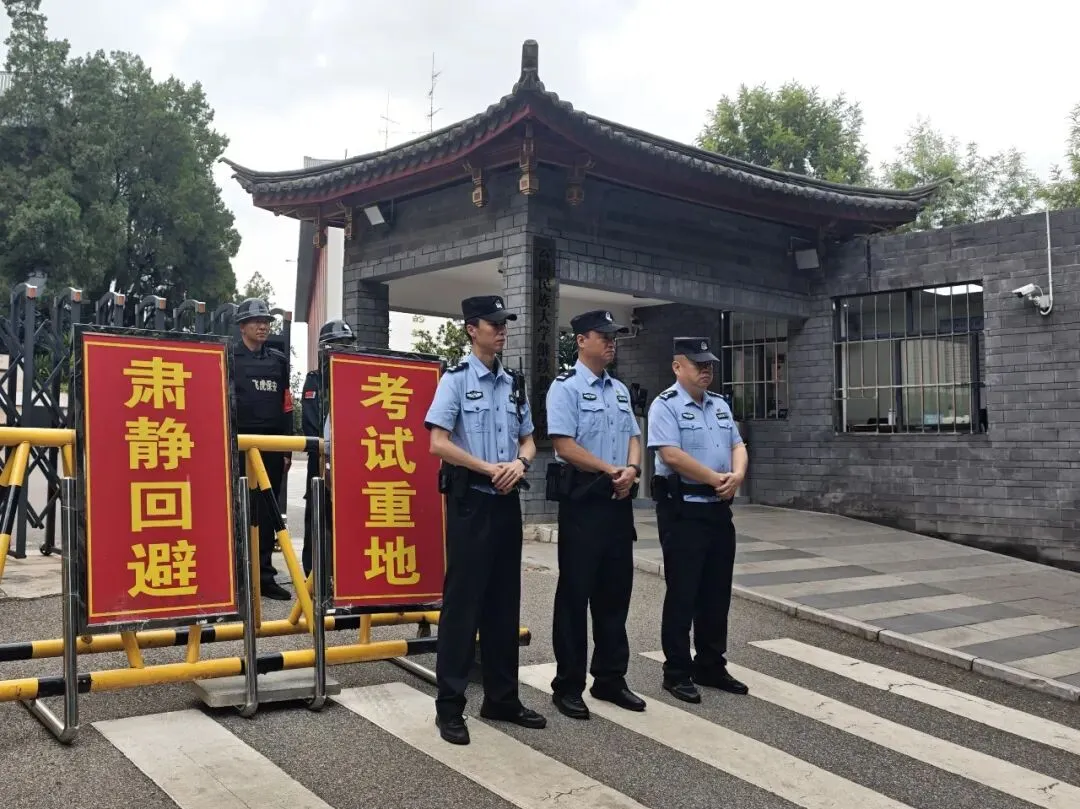 中考首日 | 你们执笔追梦,我们全力以“护”!五华警方全力守护,交出“平安入场卷”-第4张图片-四季读书网 中考首日 | 你们执笔追梦,我们全力以“护”!五华警方全力守护,交出“平安入场卷”-第4张图片-四季读书网