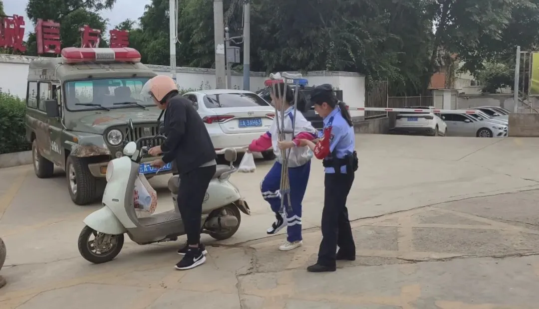 中考首日 | 你们执笔追梦,我们全力以“护”!五华警方全力守护,交出“平安入场卷”-第16张图片-四季读书网 中考首日 | 你们执笔追梦,我们全力以“护”!五华警方全力守护,交出“平安入场卷”-第16张图片-四季读书网