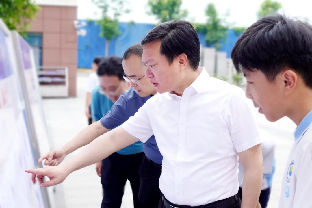 姜其胜看望慰问中考备考师生并检查考前准备工作-第3张图片-四季读书网 姜其胜看望慰问中考备考师生并检查考前准备工作-第3张图片-四季读书网