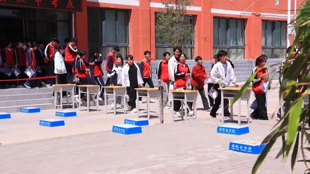中考今日启幕!岷县13933名少年执笔逐梦迎“大考”-第14张图片-四季读书网 中考今日启幕!岷县13933名少年执笔逐梦迎“大考”-第14张图片-四季读书网