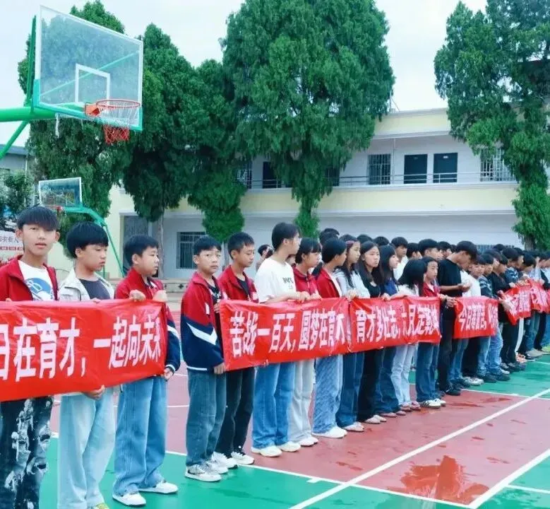 擂鼓助威,中考必胜|蒙自市育才文化武术学校中考送考仪式为梦护航!-第5张图片-四季读书网 擂鼓助威,中考必胜|蒙自市育才文化武术学校中考送考仪式为梦护航!-第5张图片-四季读书网