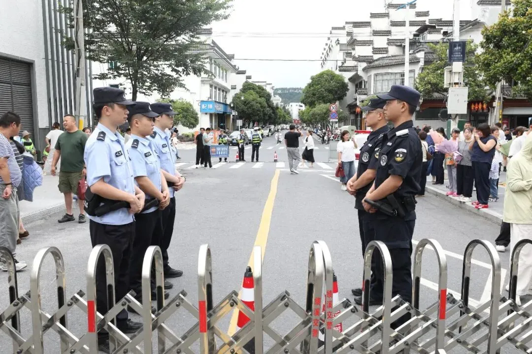 绩溪公安护航中考圆满收官!-第3张图片-四季读书网 绩溪公安护航中考圆满收官!-第3张图片-四季读书网