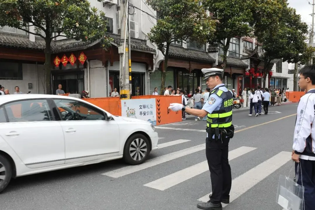 绩溪公安护航中考圆满收官!-第5张图片-四季读书网 绩溪公安护航中考圆满收官!-第5张图片-四季读书网