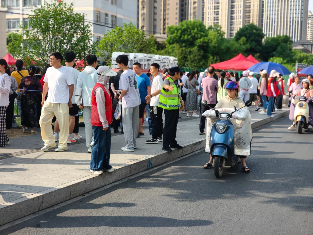 中考护考丨少年提笔逐梦 社区“满分”守护-第5张图片-四季读书网 中考护考丨少年提笔逐梦 社区“满分”守护-第5张图片-四季读书网