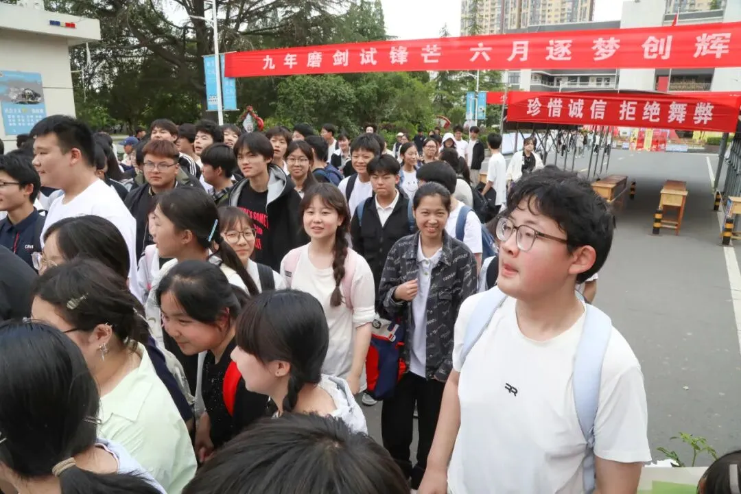 中考结束!东海考场外,刚刚拍下……-第2张图片-四季读书网 中考结束!东海考场外,刚刚拍下……-第2张图片-四季读书网