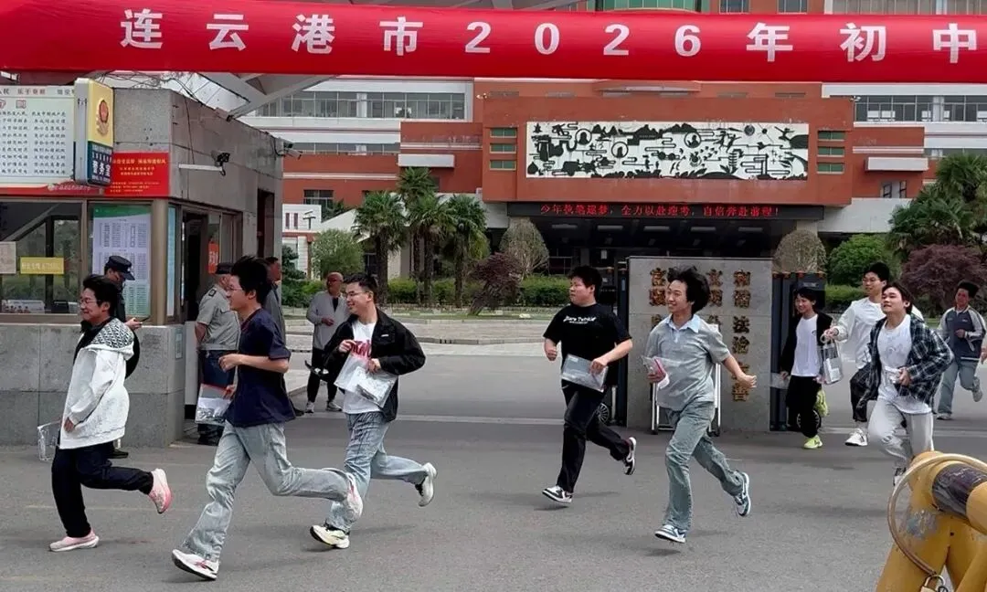 中考结束!东海考场外,刚刚拍下……-第3张图片-四季读书网 中考结束!东海考场外,刚刚拍下……-第3张图片-四季读书网