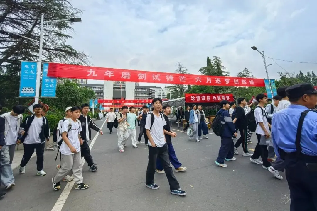 中考结束!东海考场外,刚刚拍下……-第4张图片-四季读书网 中考结束!东海考场外,刚刚拍下……-第4张图片-四季读书网