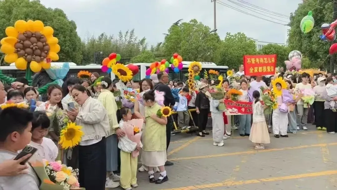 中考结束!东海考场外,刚刚拍下……-第6张图片-四季读书网 中考结束!东海考场外,刚刚拍下……-第6张图片-四季读书网
