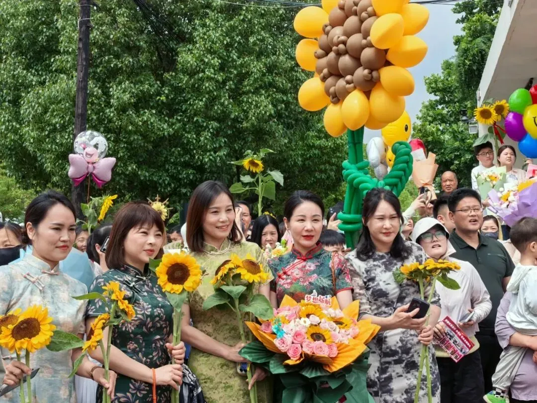 中考结束!东海考场外,刚刚拍下……-第7张图片-四季读书网 中考结束!东海考场外,刚刚拍下……-第7张图片-四季读书网