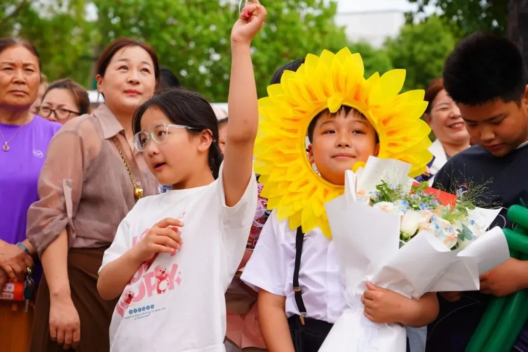 中考结束!东海考场外,刚刚拍下……-第9张图片-四季读书网 中考结束!东海考场外,刚刚拍下……-第9张图片-四季读书网