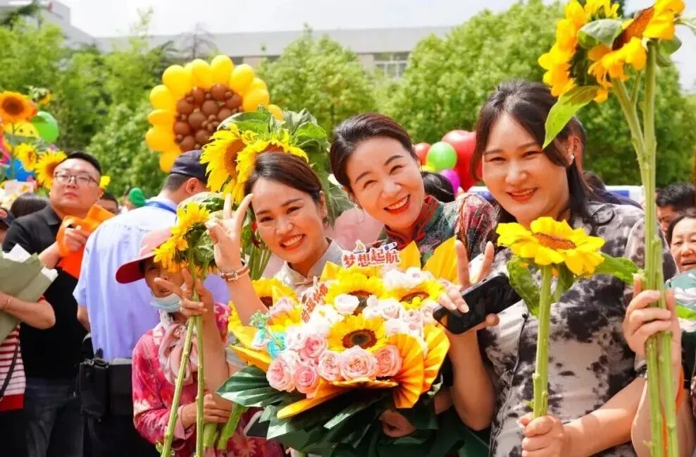 中考结束!东海考场外,刚刚拍下……-第10张图片-四季读书网 中考结束!东海考场外,刚刚拍下……-第10张图片-四季读书网