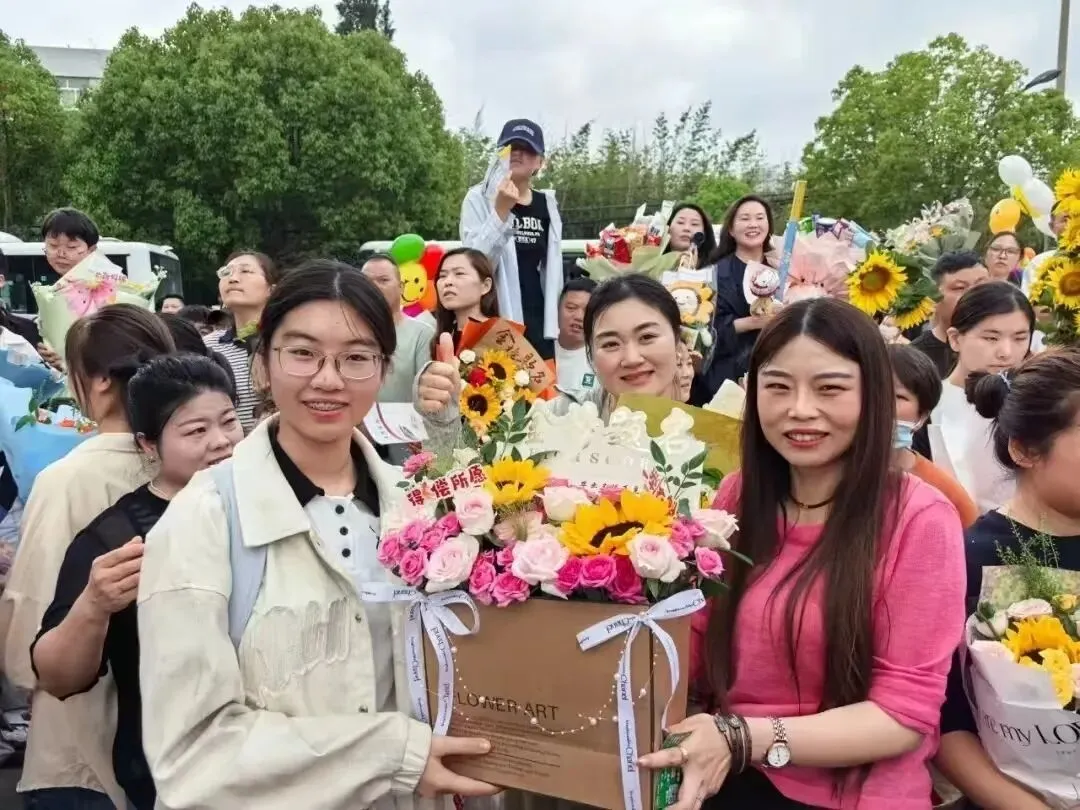 中考结束!东海考场外,刚刚拍下……-第11张图片-四季读书网 中考结束!东海考场外,刚刚拍下……-第11张图片-四季读书网