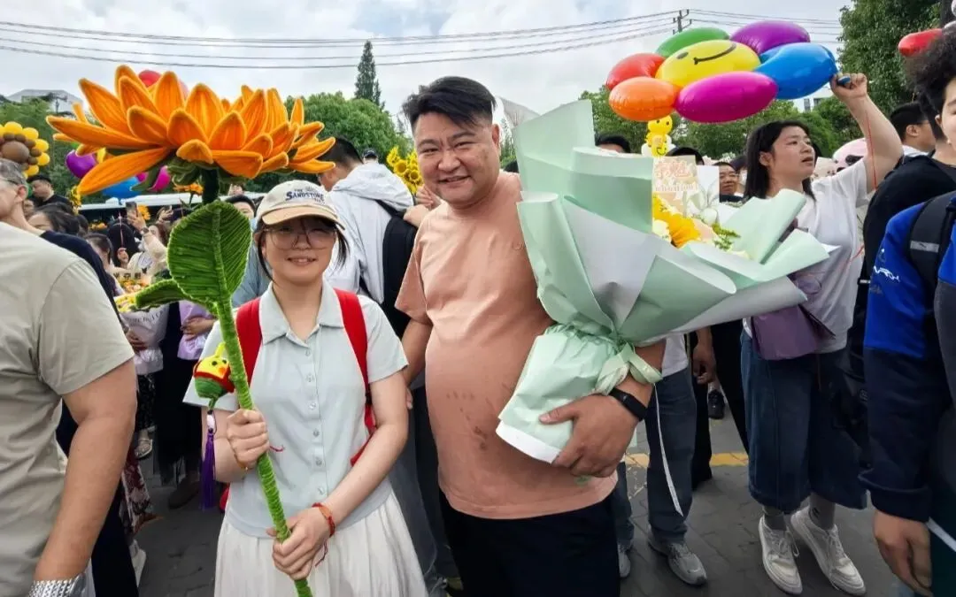 中考结束!东海考场外,刚刚拍下……-第12张图片-四季读书网 中考结束!东海考场外,刚刚拍下……-第12张图片-四季读书网