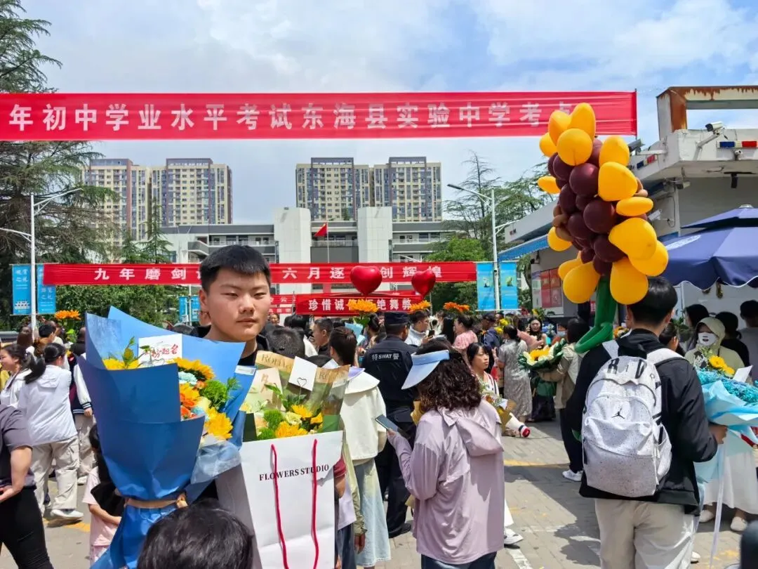 中考结束!东海考场外,刚刚拍下……-第13张图片-四季读书网 中考结束!东海考场外,刚刚拍下……-第13张图片-四季读书网