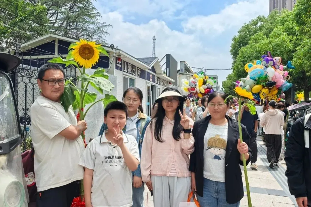 中考结束!东海考场外,刚刚拍下……-第14张图片-四季读书网 中考结束!东海考场外,刚刚拍下……-第14张图片-四季读书网