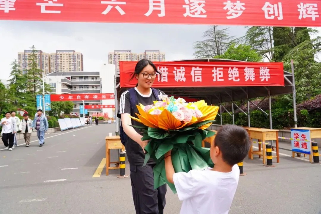 中考结束!东海考场外,刚刚拍下……-第15张图片-四季读书网 中考结束!东海考场外,刚刚拍下……-第15张图片-四季读书网