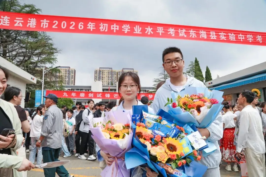 中考结束!东海考场外,刚刚拍下……-第18张图片-四季读书网 中考结束!东海考场外,刚刚拍下……-第18张图片-四季读书网