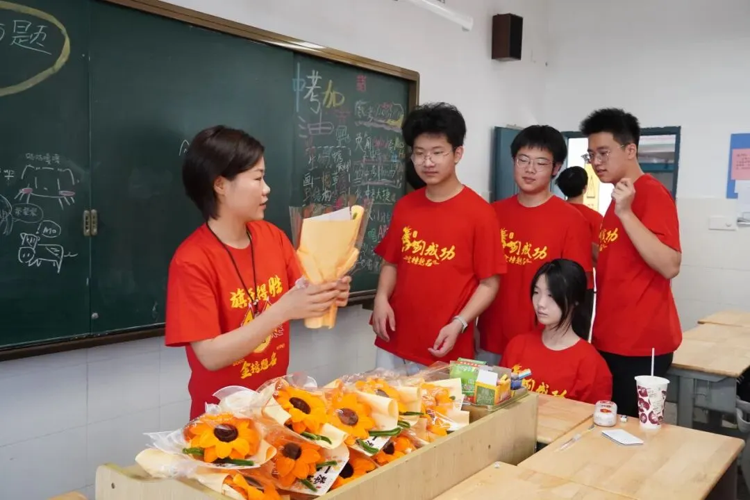 全员出征!挥毫泼墨战中考,策马扬鞭向未来-第37张图片-四季读书网 全员出征!挥毫泼墨战中考,策马扬鞭向未来-第37张图片-四季读书网
