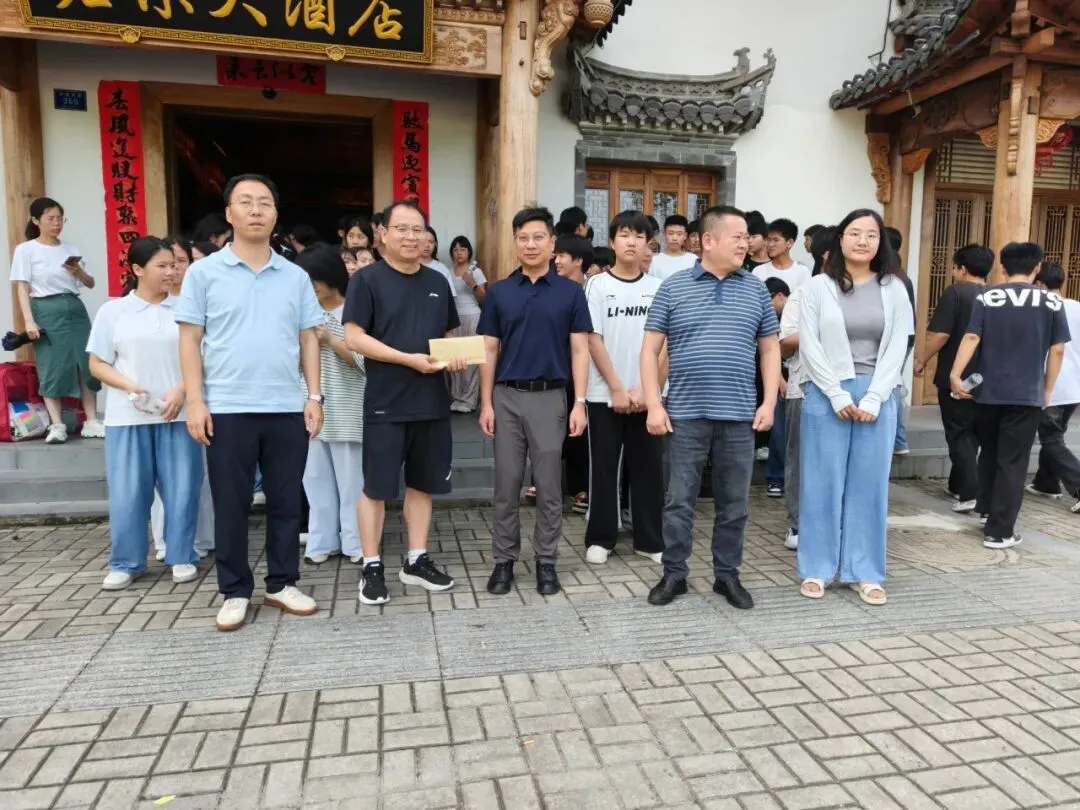 领导关怀暖人心 凝心聚力战中考——西湖乡领导赴君乐大酒店慰问师生-第7张图片-四季读书网 领导关怀暖人心 凝心聚力战中考——西湖乡领导赴君乐大酒店慰问师生-第7张图片-四季读书网