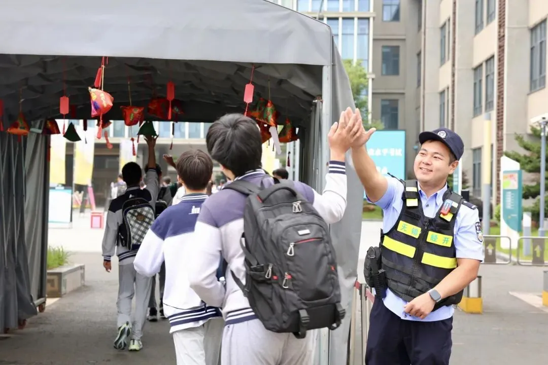中考首日,多图直击!-第6张图片-四季读书网 中考首日,多图直击!-第6张图片-四季读书网