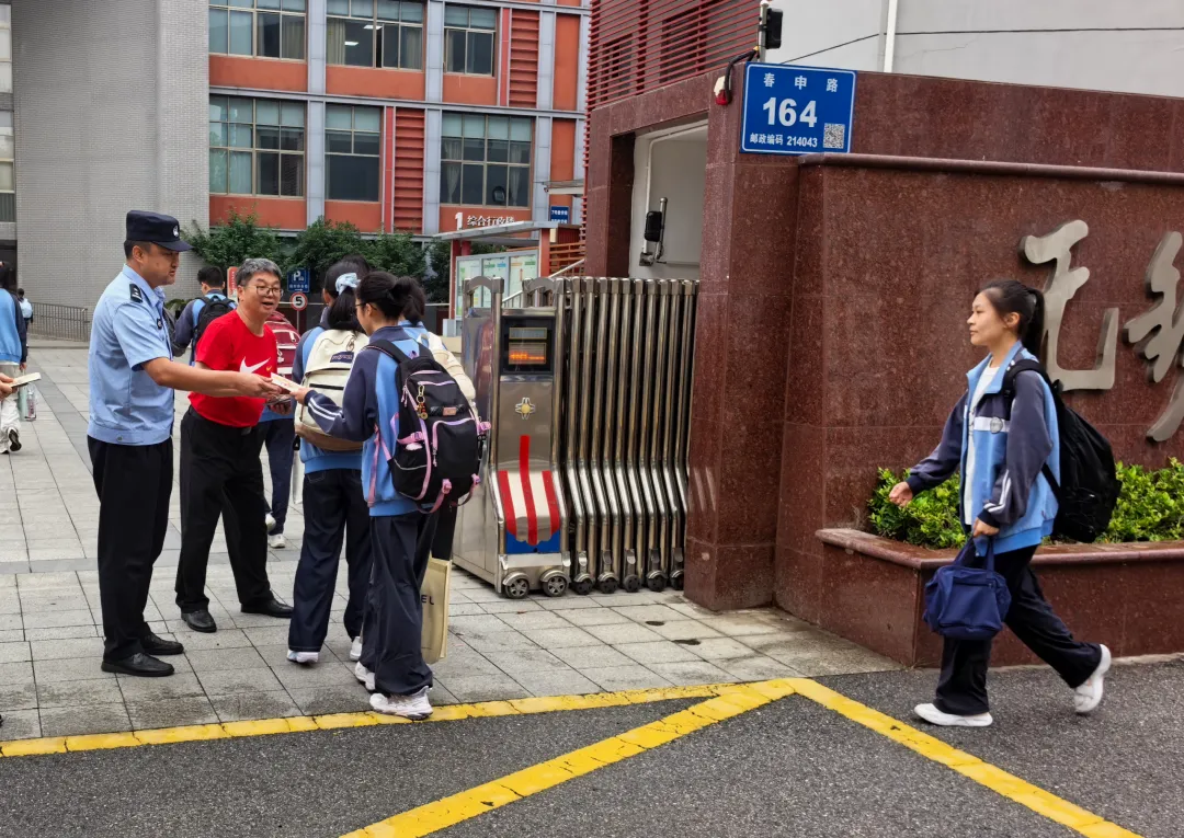 中考首日,多图直击!-第8张图片-四季读书网 中考首日,多图直击!-第8张图片-四季读书网