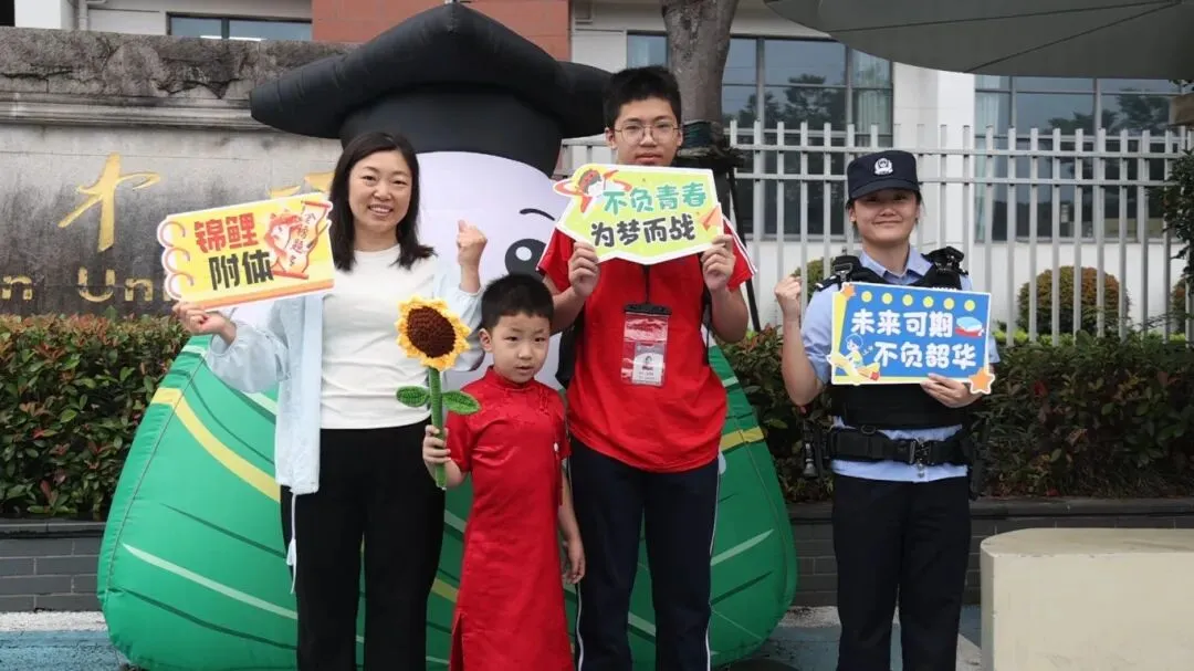 中考首日,多图直击!-第11张图片-四季读书网 中考首日,多图直击!-第11张图片-四季读书网