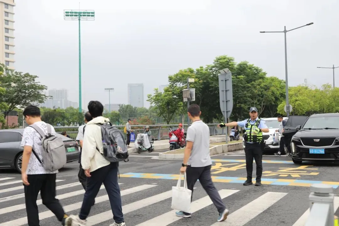 中考首日,多图直击!-第20张图片-四季读书网 中考首日,多图直击!-第20张图片-四季读书网