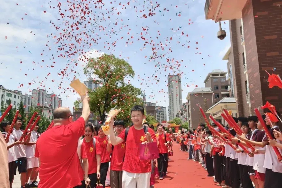 全员出征!挥毫泼墨战中考,策马扬鞭向未来-第114张图片-四季读书网 全员出征!挥毫泼墨战中考,策马扬鞭向未来-第114张图片-四季读书网