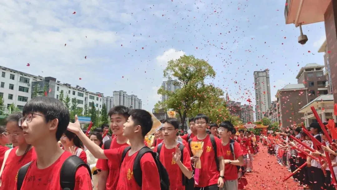 全员出征!挥毫泼墨战中考,策马扬鞭向未来-第115张图片-四季读书网 全员出征!挥毫泼墨战中考,策马扬鞭向未来-第115张图片-四季读书网