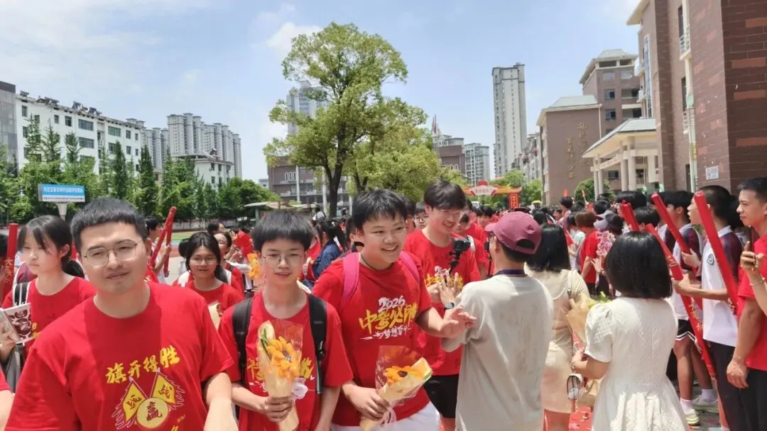 全员出征!挥毫泼墨战中考,策马扬鞭向未来-第116张图片-四季读书网 全员出征!挥毫泼墨战中考,策马扬鞭向未来-第116张图片-四季读书网